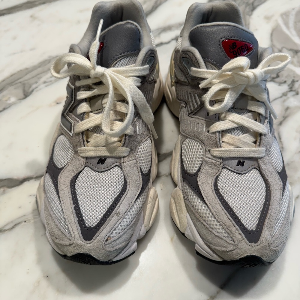New Balance 9060 women’s Gray and White Sneakers (barely worn) W6.5